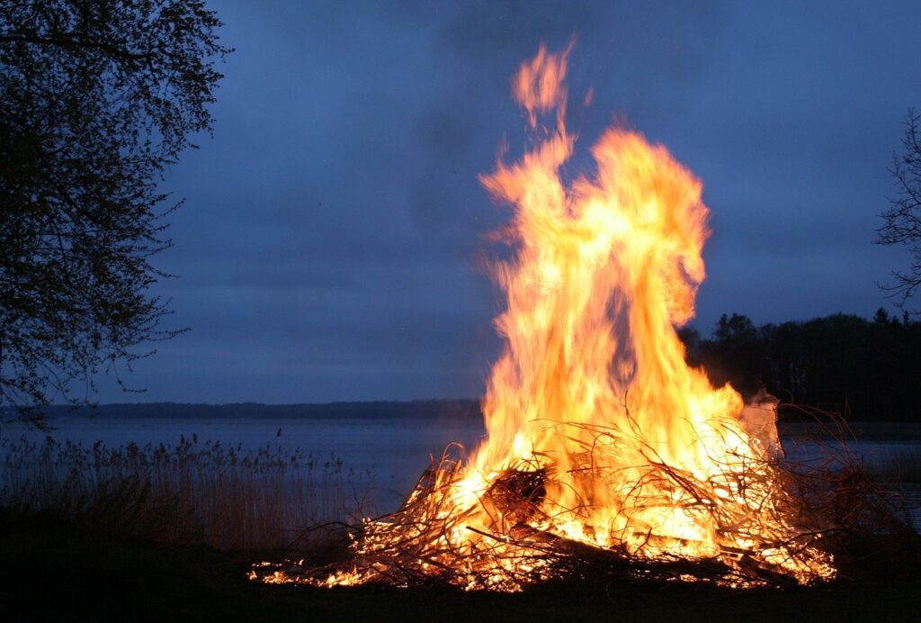 juhannuskokko vesistön rannalla