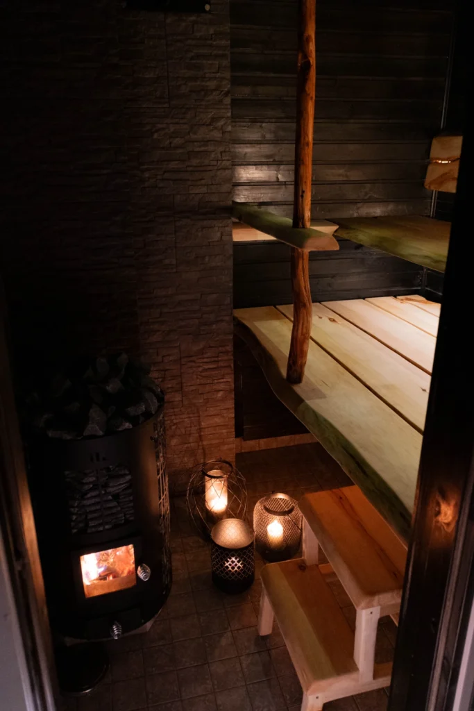 Mondex Klapi Puulaten saunassa kynttilöitä vieressä.