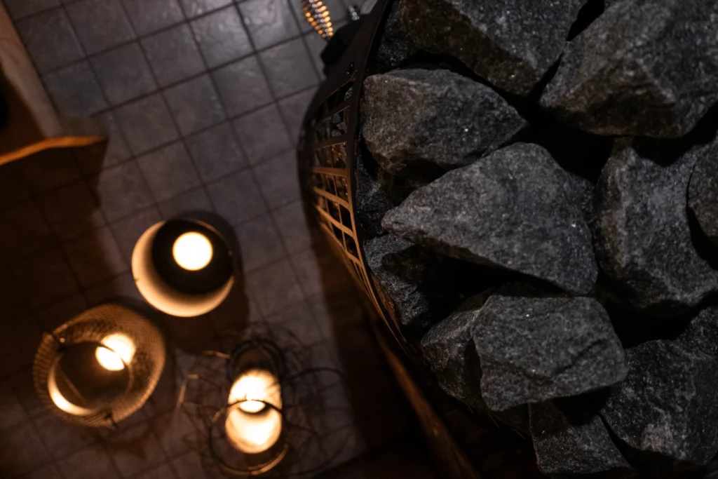 Mondex Klapi Puulaten saunassa ylhäältäpäin kuvattuna.